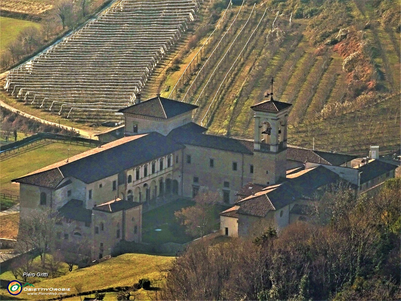 32 Dal Parco del Castello zoom sull'Abbazia di Astino.JPG -                                